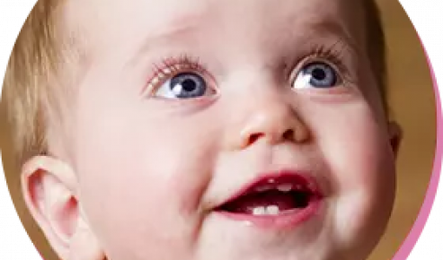 bébé qui sourit