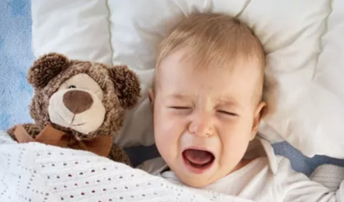 bébé qui pleure poussée dentaire